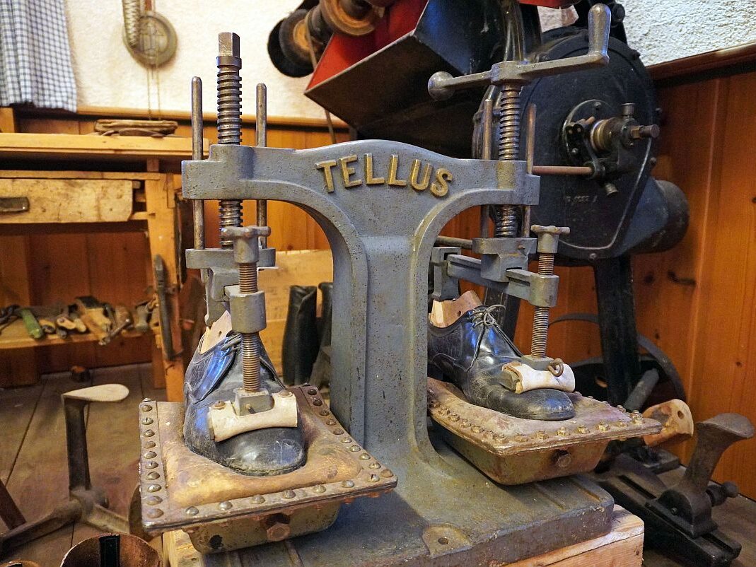 Schuhmacherwerkstatt Absatzaufklebemaschine, Sohlenaufpressmaschine