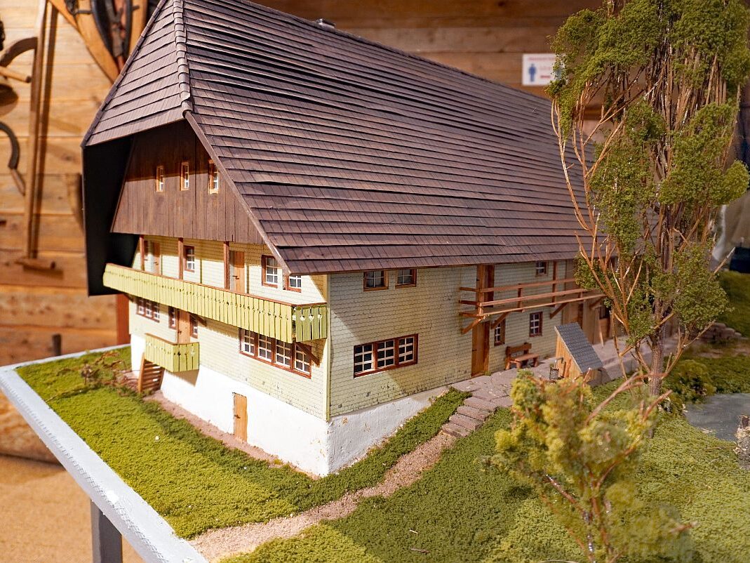 Modell des ehemaligen Wiesenbauernhofes