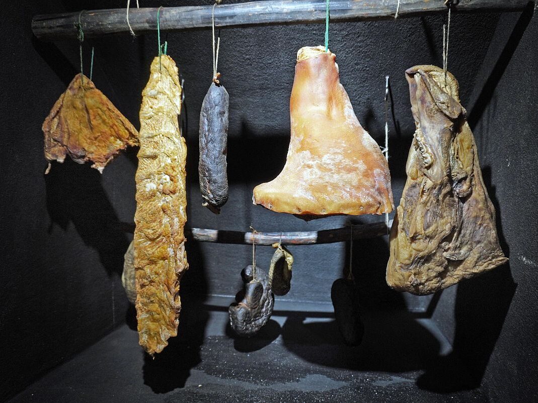 Nahrung haltbar machen durch Räuchern