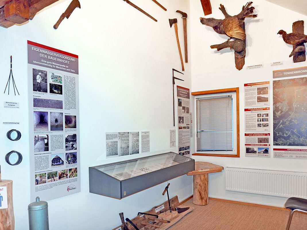 Holzbarbeitung und Brunnen bauen