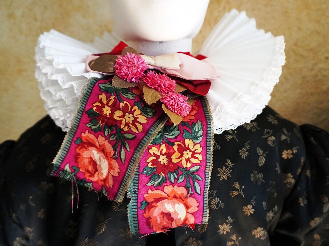 Schäppelkragen mit Bouquet farbigen Bändern