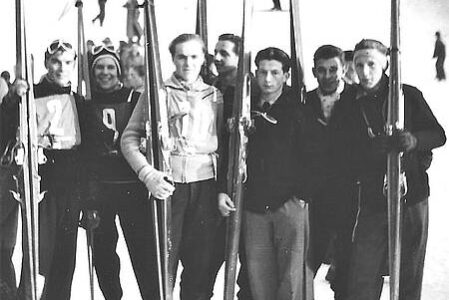 Josef Hils im Kreis und Schramberger Skispringer um 1960 Josef Hils im Kreis und Schramberger Skispringer um 1960