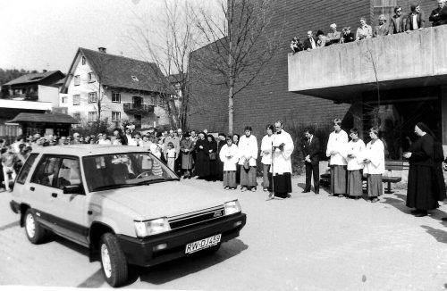 1984 Weihe des ersten Autos der Krankenschwestern