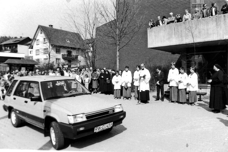 1984 Weihe des ersten Autos der Krankenschwestern