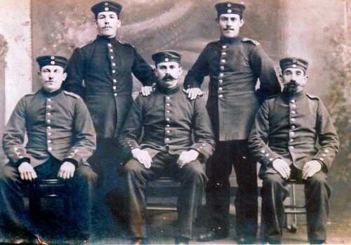 Albert Fleig in der Mitte im Militärdienst 1914