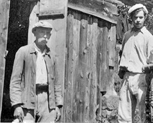 Albert Fleig (li) vor seiner Mühle im Eichbachmit seinem Sohn Otto.