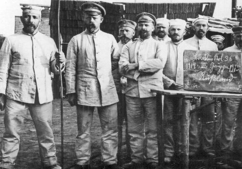 Albert Fleig (li) mit seinen Arbeitskollegen wenige Wochen bevor er 1915 in russische Gefangenschaft geriet.