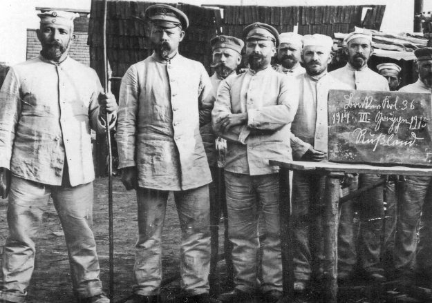 Eichbachmüller-Albert-Fleig-li-st.-im-Bäckerbatallion-36-in-Rußl.-1915-Ausschnitt_bearb_1200 Albert Fleig (li) mit seinen Arbeitskollegen wenige Wochen bevor er 1915 in russische Gefangenschaft geriet.