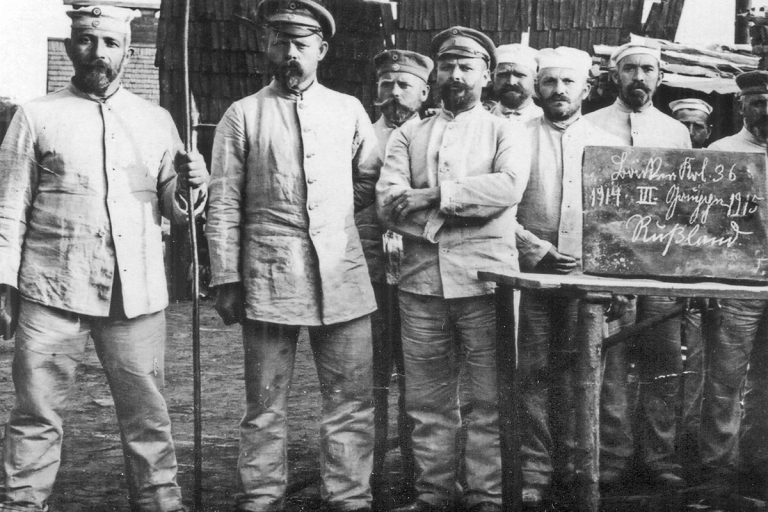 Eichbachmüller-Albert-Fleig-li-st.-im-Bäckerbatallion-36-in-Rußl.-1915-Ausschnitt_bearb_1200 Albert Fleig (li) mit seinen Arbeitskollegen wenige Wochen bevor er 1915 in russische Gefangenschaft geriet.