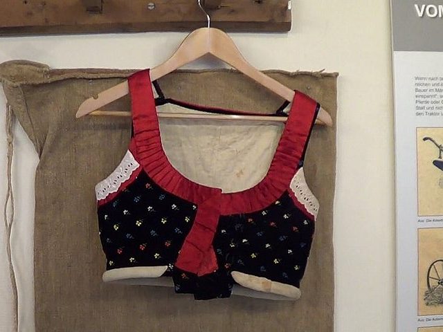 Brust mit Wulst der fürstenberger Tracht im oberen Kinzigtal