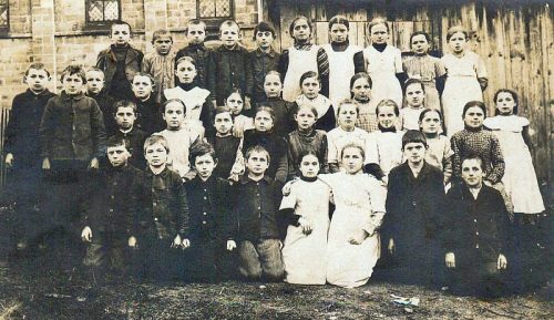 Tennenbronner Mädchen und Buben vor der alten katholischen Kirche (Foto H. Waller) Wer erkennt die Gesichter