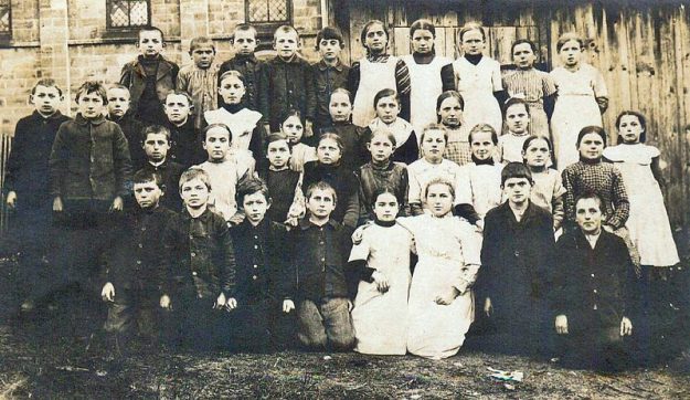 Tennenbronner Mädchen und Buben  vor der alten katholischen Kirche (Foto H. Waller) Wer erkennt die Gesichter Tennenbronner Mädchen und Buben vor der alten katholischen Kirche (Foto H. Waller) Wer erkennt die Gesichter