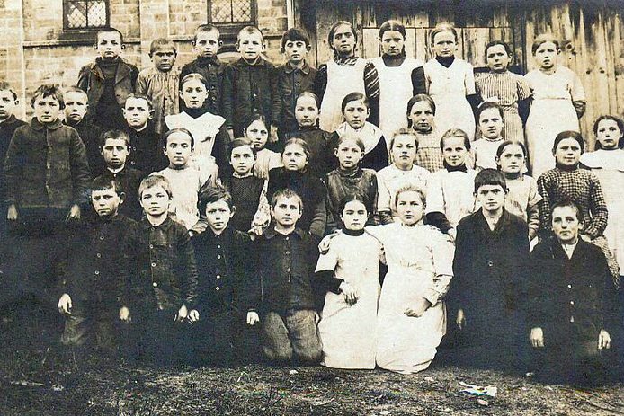 Tennenbronner Mädchen und Buben  vor der alten katholischen Kirche (Foto H. Waller) Wer erkennt die Gesichter Tennenbronner Mädchen und Buben vor der alten katholischen Kirche (Foto H. Waller) Wer erkennt die Gesichter
