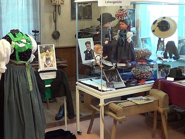 Die Tracht aus Lehengericht im Heimathaus
