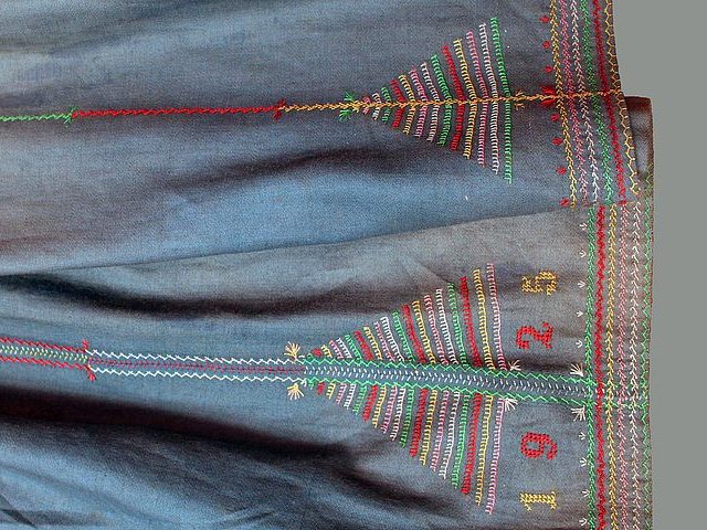 Bestickte Schürze der Tracht aus Lehengericht