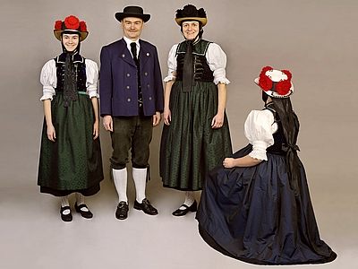 Tennenbronner Sonntagstracht mit Rosenhut