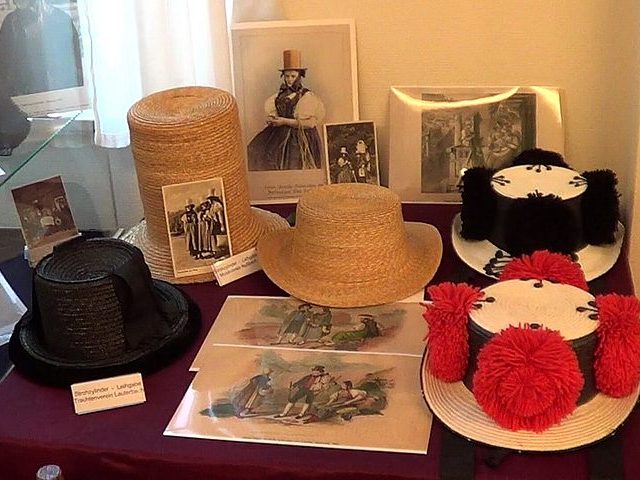 Verschiedene Strohhüte in der Ausstellung im Heimathaus