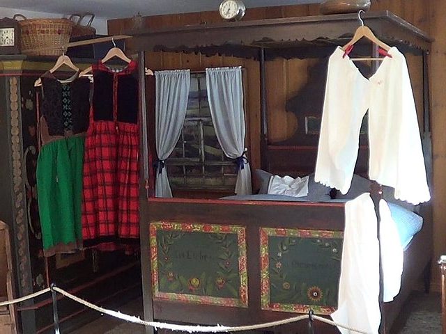 Verschiedene Unterröcke in der Ausstellung im Heimathaus