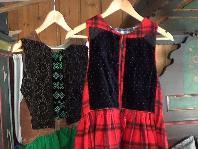 Verschiedene Unterröcke in der Ausstellung im Heimathaus