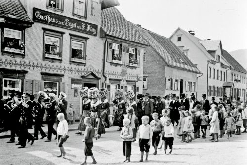 Hochzeitszug vor dem Engel mit Martebeckenhaus