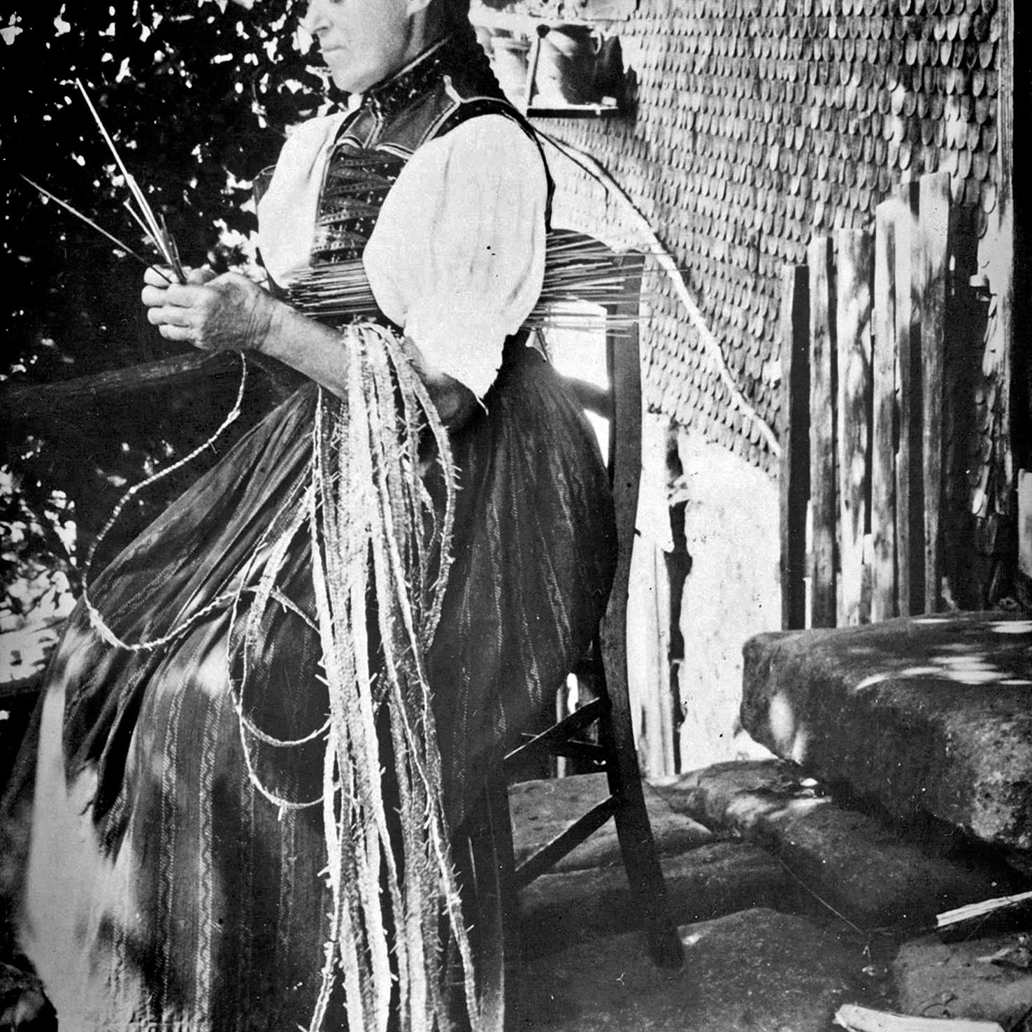 Anna Maria Eisenmann beim Stroh flechten