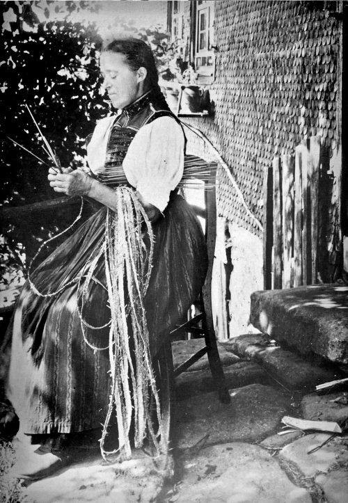 Anna Maria Eisenmann beim Stroh flechten