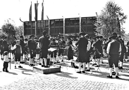 Der Musikverein „Frohsinn“ Tennenbronn unter Leitung von Karl-Heinz Moosmann beim 40. Landesjubiläum beim Platzkonzert vor dem Landtag in Stuttgart