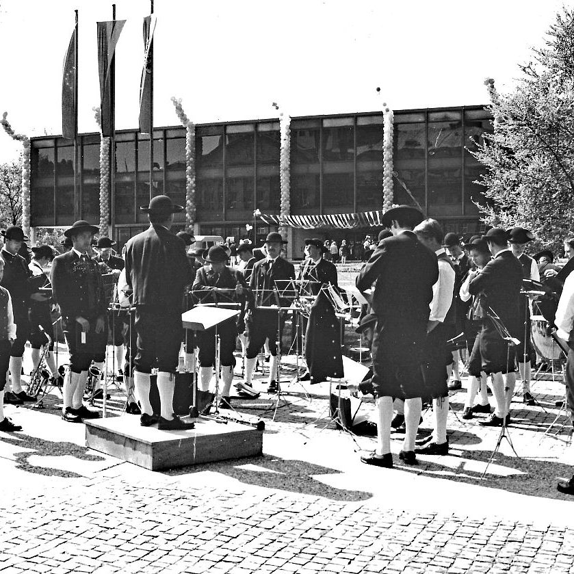 Der Musikverein „Frohsinn“ Tennenbronn unter Leitung von Karl-Heinz Moosmann beim 40. Landesjubiläum beim Platzkonzert vor dem Landtag in Stuttgart