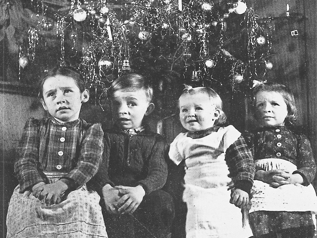 kinder 1920er Jahre vor dem Christbaum 1200