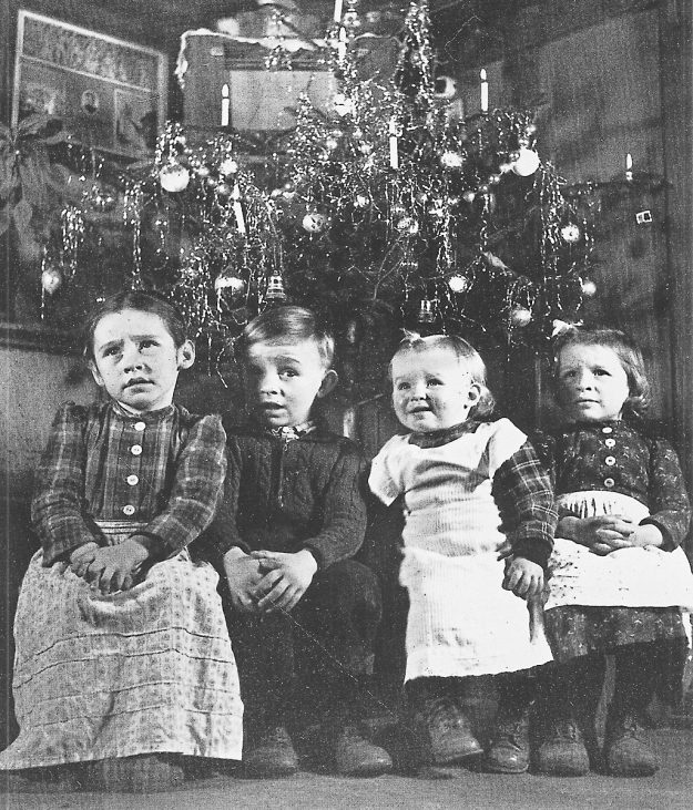 kinder 1920er Jahre vor dem Christbaum 1200