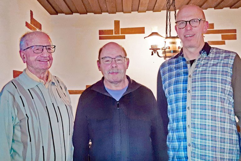 Siegerfoto vom Cego-Turnier von Heimathaus und Schwarzwaldverein: Von links Heinrich Fleig (3. Platz), Gerhard Hilser (1. Platz) und Helmut Moosmann (2. Platz).