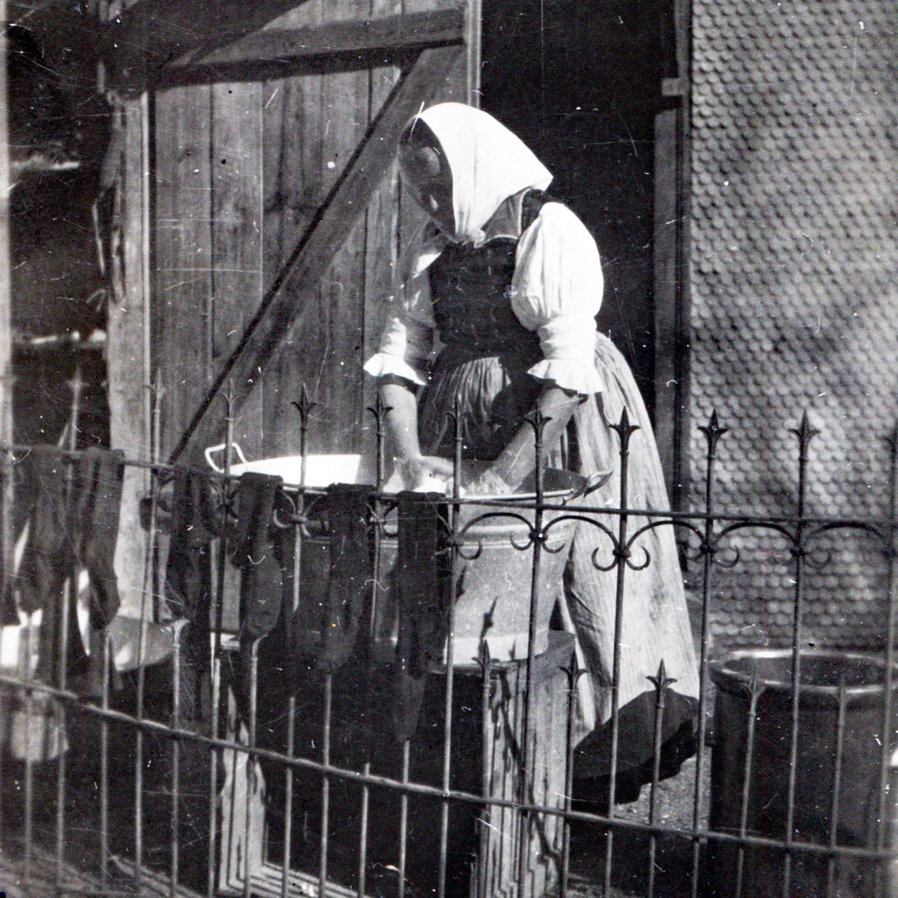 19xx EP Mathesi beim Waesche waschen GHN018