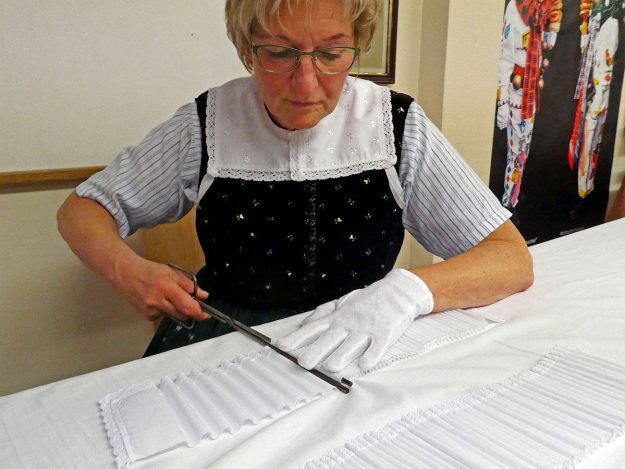 Schaeppelkragen falten im Heimathaus Tennenbronn 12 Schaeppelkragen falten im Heimathaus Tennenbronn 12