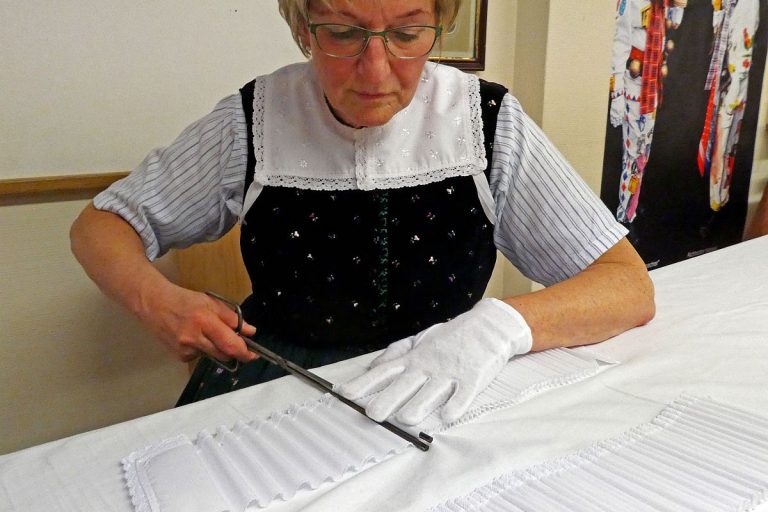 Schaeppelkragen falten im Heimathaus Tennenbronn 12 Schaeppelkragen falten im Heimathaus Tennenbronn 12