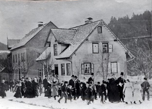 1902 D HZ Hochzeitszug HeinrichJaeckle vor Augustbeck Haus GHN008 1902 D HZ Hochzeitszug HeinrichJaeckle vor Augustbeck Haus GHN008