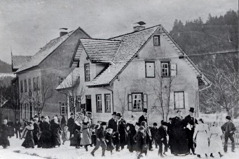 1902 D HZ Hochzeitszug HeinrichJaeckle vor Augustbeck Haus GHN008