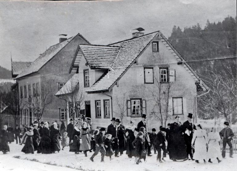 1902 D HZ Hochzeitszug HeinrichJaeckle vor Augustbeck Haus GHN008