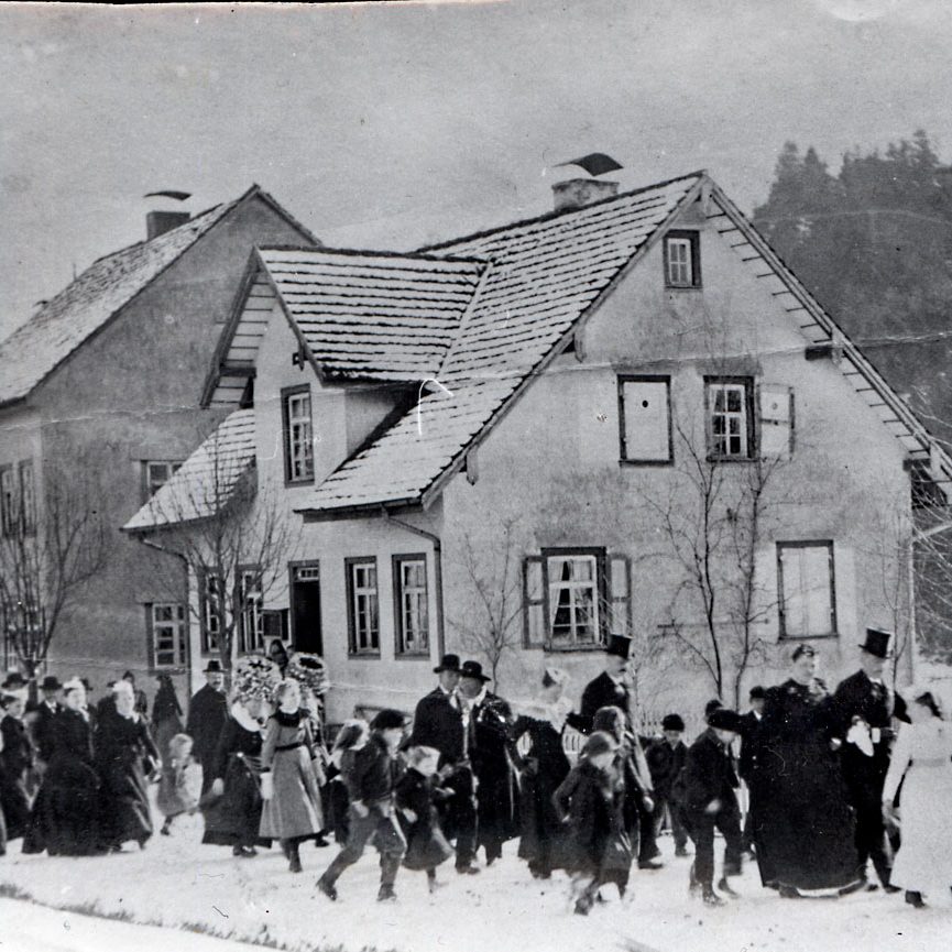 1902 D HZ Hochzeitszug HeinrichJaeckle vor Augustbeck Haus GHN008