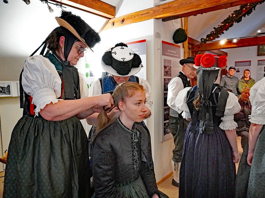 2023 04 02 Schäppel anziehen Heimathaus Tennenbronn 01