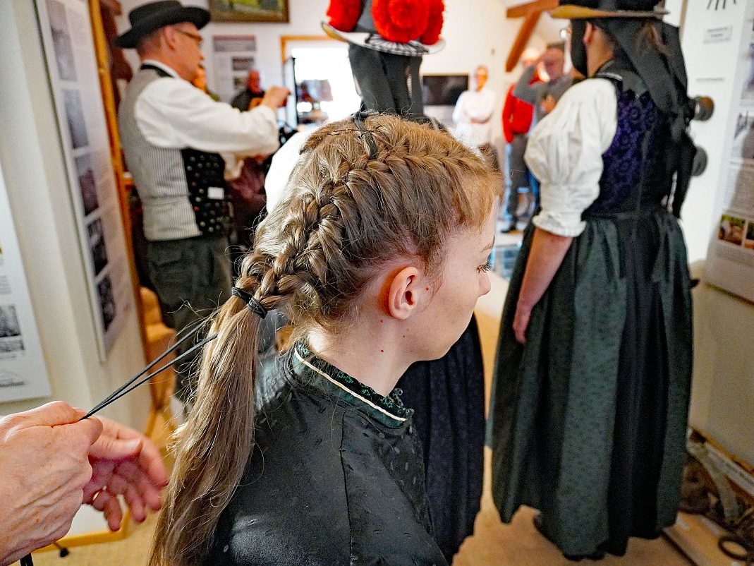 2023 04 02 Schäppel anziehen Heimathaus Tennenbronn 05