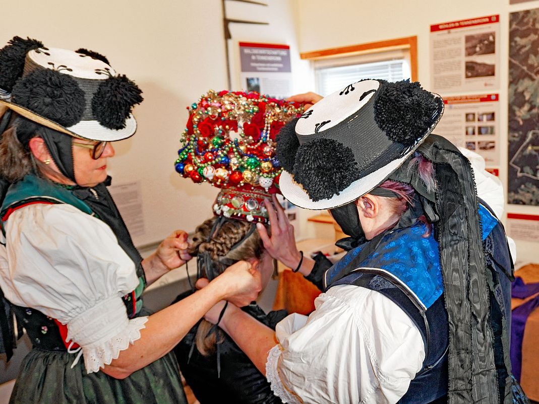 2023 04 02 Schäppel anziehen Heimathaus Tennenbronn 07
