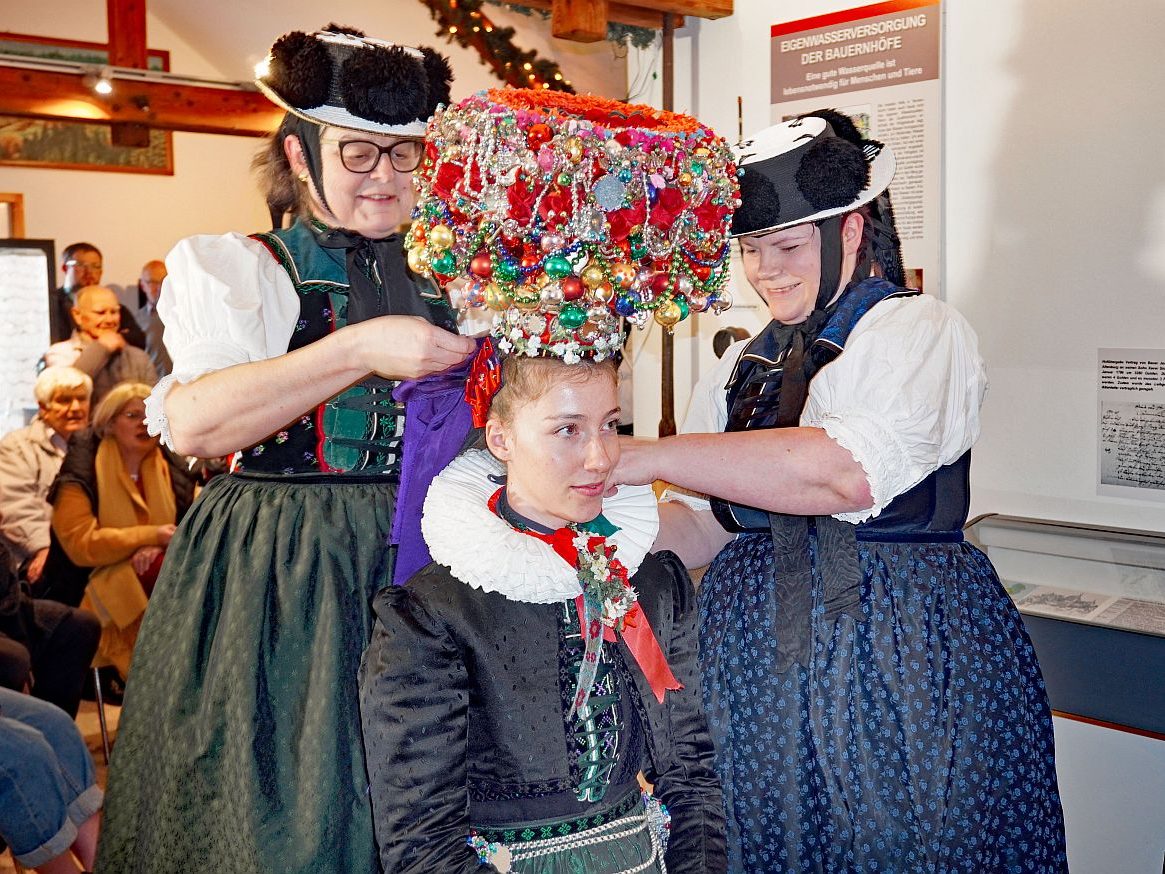 2023 04 02 Schäppel anziehen Heimathaus Tennenbronn 09