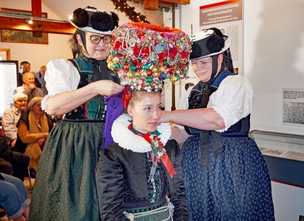 2023 04 02 Schäppel anziehen Heimathaus Tennenbronn 09 2023 04 02 Schäppel anziehen Heimathaus Tennenbronn 09
