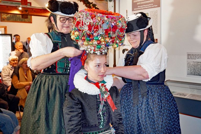 2023 04 02 Schäppel anziehen Heimathaus Tennenbronn 09 2023 04 02 Schäppel anziehen Heimathaus Tennenbronn 09