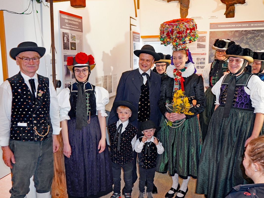 2023 04 02 Schäppel anziehen Heimathaus Tennenbronn 11