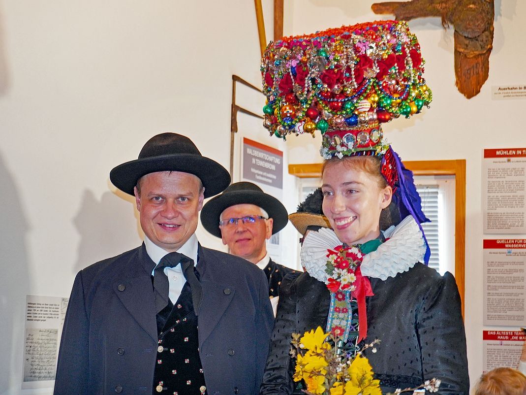 2023 04 02 Schäppel anziehen Heimathaus Tennenbronn 12