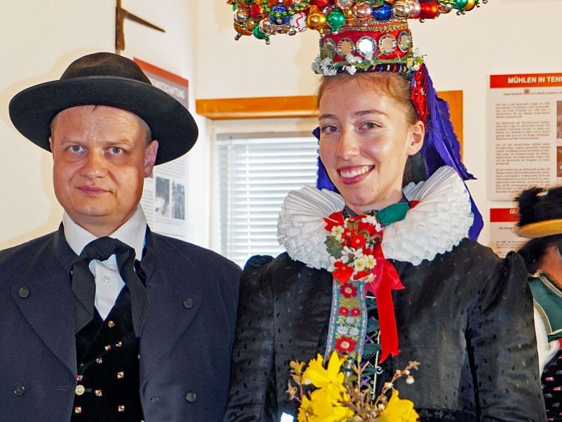 2023 04 02 Schäppel anziehen Heimathaus Tennenbronn 13
