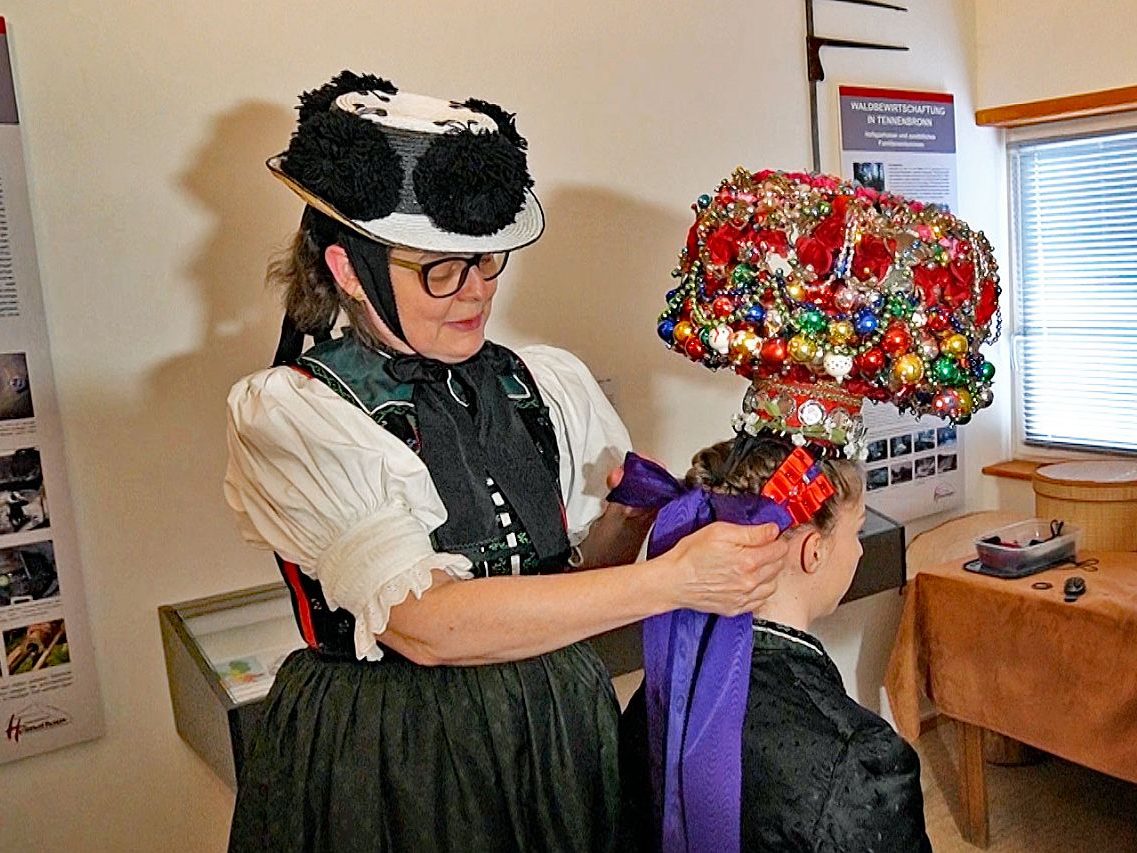 2023 04 02 Schäppel anziehen Heimathaus Tennenbronn 23