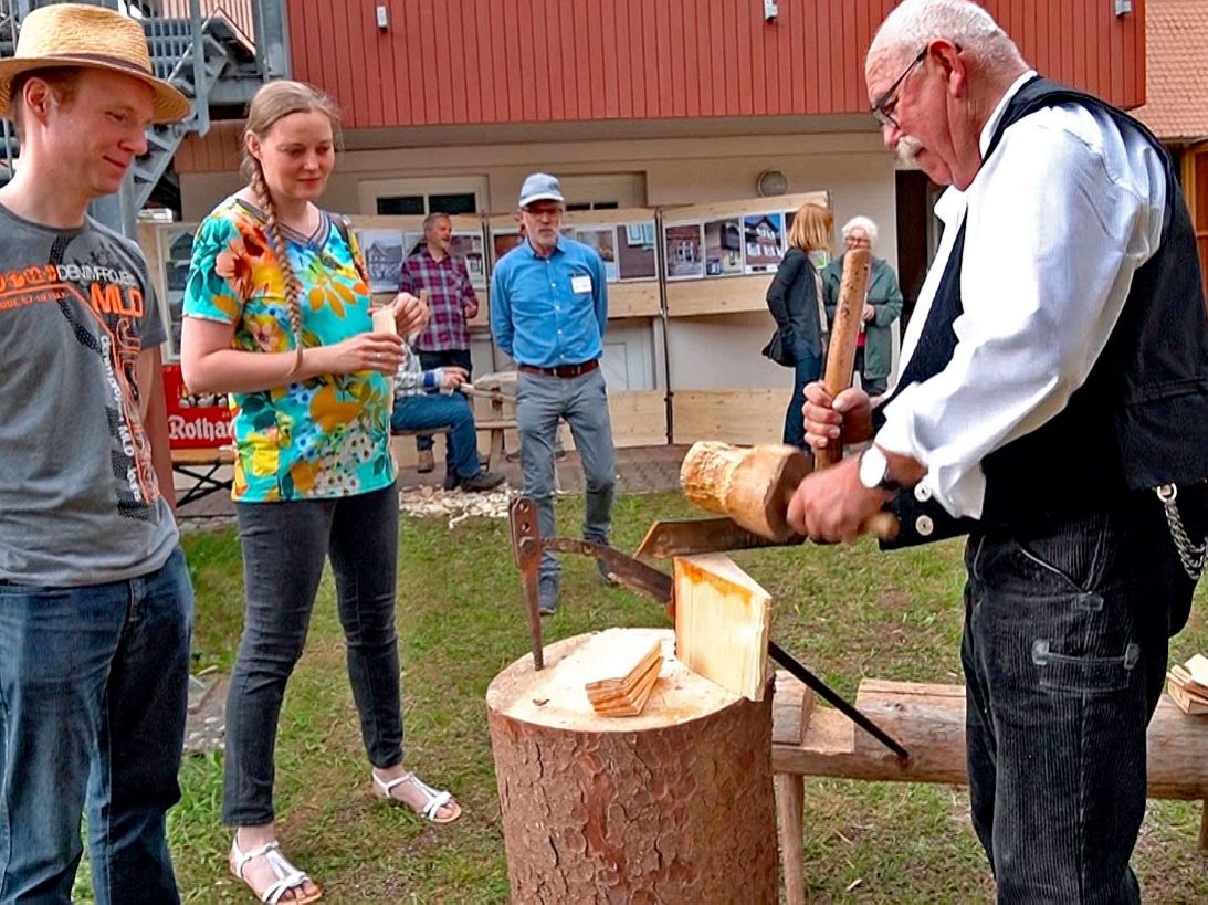 Der Schindelmacher Heinz Feder im Heimathaus Tennenbronn 01