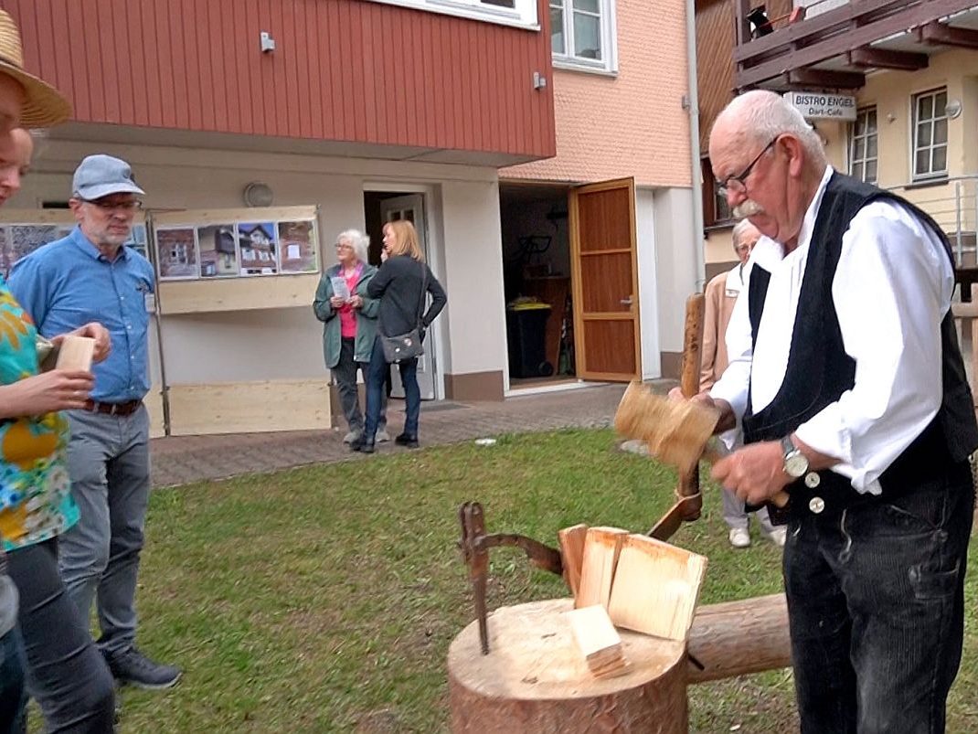 Der Schindelmacher Heinz Feder im Heimathaus Tennenbronn 02